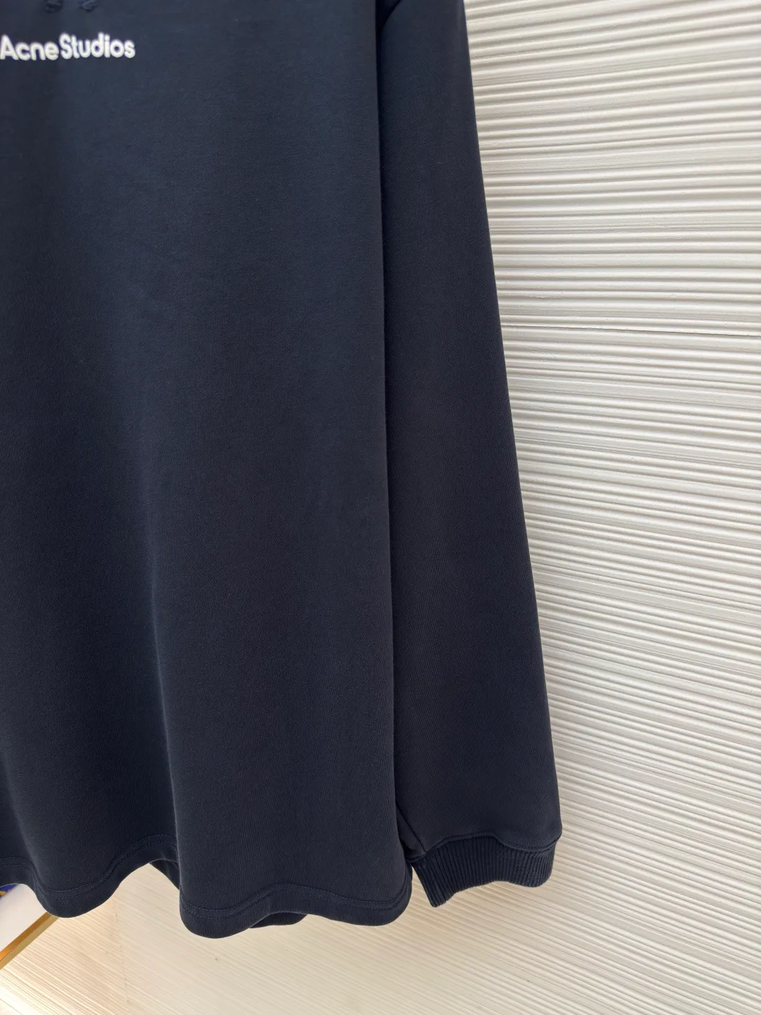 Acne Studios logo sweatshirt ●Authentic product: Purchased and developed for 3400 ●Item number: 1680046-A35 ●Fabric: Pure cotton fabric ●Technology: Positioned cutting machine ●Version: Loose version ●Weight: about 690 grams ●Size: S-M-L-XL ●Description: Customized 100% cotton Zhensoft reactive ink sweatshirt material, soft to the touch, comfortable and skin-friendly, dressed in pure white, a symbol of purity and elegance A triangle of heaven and earth is quietly painted on the chest. The iconic Acne Studios seal logo embellishes the front to increase brand recognition. It outlines a high-end silhouette with extreme simplicity and becomes the smart focus of vision. It shows taste in a silent place and uses glue printing. Use glue liquid paint to print patterns on fabrics. Bake the fabric to fix the printed pattern. The overall wiring is straight and delicate, the fabric is comfortable and soft, and the color is consistent without color difference. It can be matched with the same style to create a fashionable look and control various occasions. Customized accessories, complete with three standards, same style for men and women!